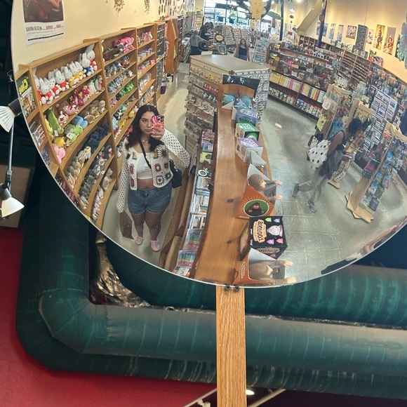 Meet your Posher, Camila - Picture 2 of 3